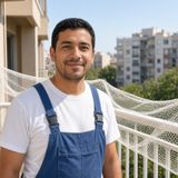 Técnico de Mallas Oriente junto a una red de seguridad en un balcón